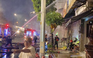 Cháy lớn tại cửa hàng kinh doanh đồ gỗ mỹ nghệ, hàng chục cảnh sát căng mình dập lửa