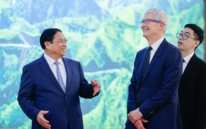 Thủ tướng Chính phủ đề nghị Tim Cook đưa doanh nghiệp Việt Nam vào sâu chuỗi giá trị của Apple