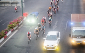 Hàng chục chiếc xe đạp nối đuôi nhau lấn đường, tạt đầu ô tô trên đường Phạm Văn Đồng