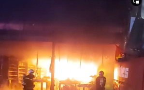 Cháy rụi cửa hàng FPT ở TP.HCM