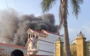 TP.HCM: Xưởng gia công mút xốp cháy đen, nhiều tài sản bị thiêu rụi