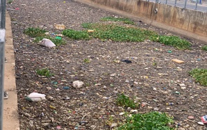 Hình ảnh gây sốc: Đủ loại rác phủ kín bề mặt nước con kênh từng được rót 600 tỷ giải cứu ở TP.HCM