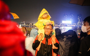 Cuối tuần, nhiều người đội mưa tham gia Lễ hội Sông nước 