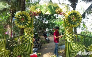 Cổng cưới lá dừa ở Tiền Giang đẹp như phim cổ tích đang gây sốt mạng xã hội từ Nam ra Bắc