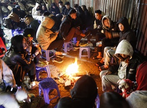 Giới trẻ Hà Nội đổ xô ra hồ Tây sưởi ấm, ăn ngô nướng giữa đêm đông lạnh giá