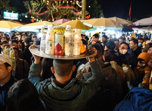 Vạn người chen chúc dâng lễ cầu may ở chợ Viềng - Phủ Dầy lúc nửa đêm