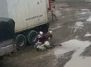 Camera ghi lại khoảnh khắc người phụ nữ dùng dao đâm hàng chục nhát khiến cô gái trẻ tử vong ở TP.HCM