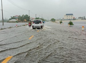 Từ ngày mai (25/11), khu vực Trung Bộ sẽ "hứng" mưa cực lớn, có nơi lên tới 600mm