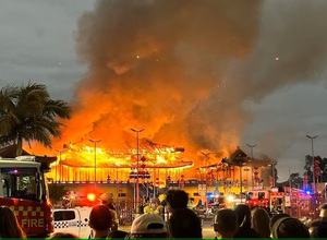 Clip: Ngôi chùa ở Úc chìm trong "biển lửa", khói đen bốc lên cuồn cuộn