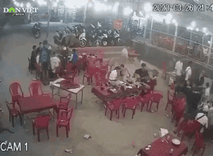 Clip: Mâu thuẫn trong ăn nhậu, nam thanh niên bị đâm gục tại chỗ ở huyện Củ Chi