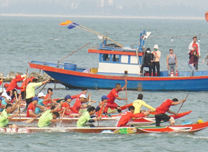 Hàng nghìn người chen chúc xem đua thuyền trên sông Hàn