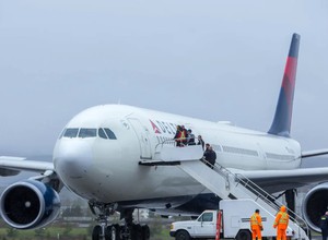 Clip: Máy bay từ Pháp đến Mỹ phải hạ cánh khẩn cấp xuống Canada vì hành khách "gây rối không thể kiểm soát"