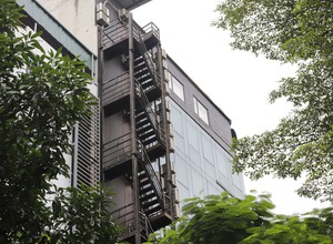 Chung cư mini, khách sạn tại Hà Nội chi trăm triệu đồng lắp thang thoát hiểm sau vụ cháy chung cư mini