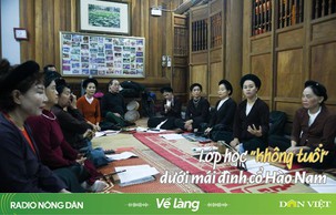 Lớp học “không tuổi” dưới mái đình cổ Hào Nam