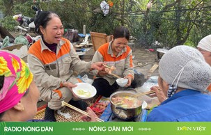 "Bữa tiệc" tất niên giản dị bên lề đường của những nữ lao công ở Hà Nội