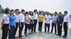 Phó Chủ tịch Hội NDVN Bùi Thị Thơm đánh giá cao CLB "Nuôi trồng thuỷ sản phường Nam Hòa" ở Quảng Ninh