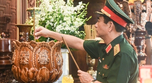 Bộ trưởng Bộ Quốc phòng, Bộ Công an dâng hương tưởng nhớ các anh hùng, liệt sĩ tại Điện Biên Phủ