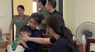 Sơn La: Trao trả bé trai 5 tuổi bị lạc về cho người thân
