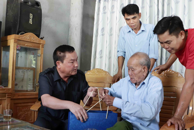 Lai Châu: Phó Chủ tịch UBND tỉnh Lai Châu Giàng A Tính thăm, tặng quà chiến sĩ Điện Biên