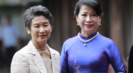 Phu nhân Thủ tướng Nhật Bản Suga Yoshihide và Phu nhân Thủ tướng Nguyễn Xuân Phúc tham quan Văn Miếu