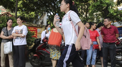 Thí sinh vội vã đến trường trong ngày đầu kỳ thi tuyển sinh lớp 10 tại Hà Nội