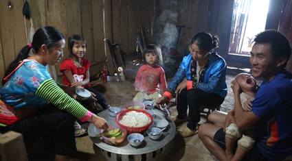 Nghẹn lòng những bữa cơm thiếu thịt trên bản nghèo người Mông