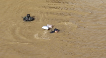 Trung Quốc xả lũ sông Hồng, người dân bất chấp nguy hiểm ra bơi