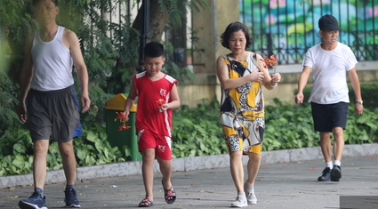 Nhiều người Hà Nội "quên" đeo khẩu trang nơi công cộng