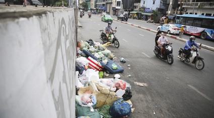 Rác thải tràn lan trên "tuyến đường ngoại giao" nối với sân bay Nội Bài