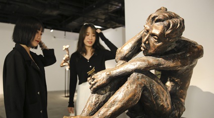 Giới trẻ Thủ đô hào hứng tới chiêm ngưỡng 63 tác phẩm điêu khắc đặc sắc