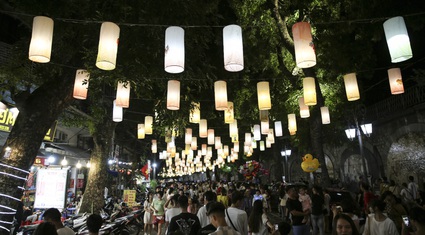 Hàng nghìn người đổ về phố bích họa Phùng Hưng thưởng lãm đèn lồng