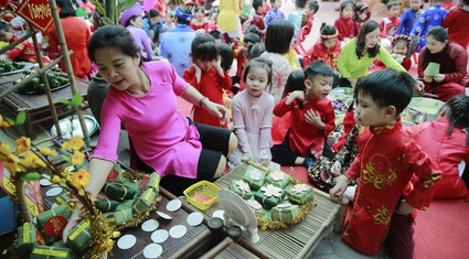 Trẻ em Hà Nội gói 500 chiếc bánh chưng chào đón Tết Tân Sửu 2021