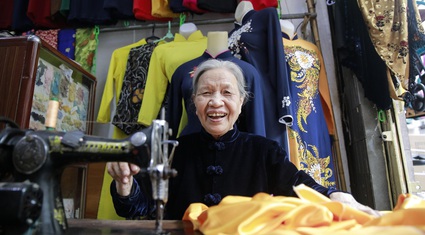 Người phụ nữ 70 năm “thổi hồn” tà áo dài truyền thống 