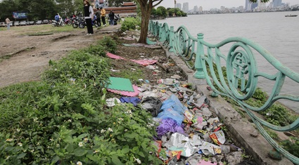 Hà Nội: Địa điểm vui chơi, check-in của giới trẻ gần phủ Tây Hồ tràn lan rác thải trong thời gian dài
