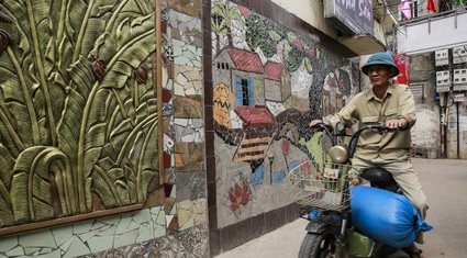Đường làng Hà Nội “thay áo mới” bằng những tác phẩm nghệ thuật làm từ đồ phế thải