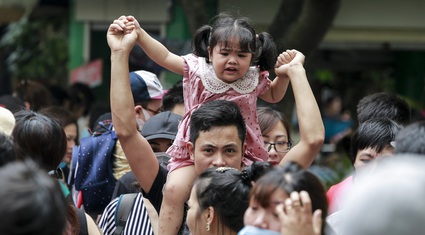 Hà Nội: Người dân chen lấn, xếp hàng dài để vào công viên Thủ Lệ ngày nghỉ lễ giỗ Tổ Hùng Vương