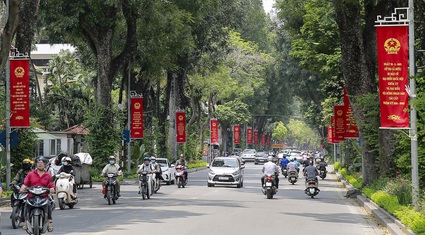 Ảnh: Đường phố Hà Nội trang hoàng rực rỡ trước ngày bầu cử