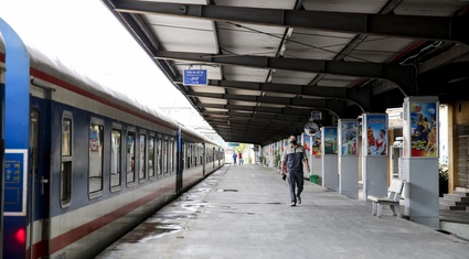 Giá vé tàu Tết giảm mạnh, ga Hà Nội lác đác người đến mua trực tiếp