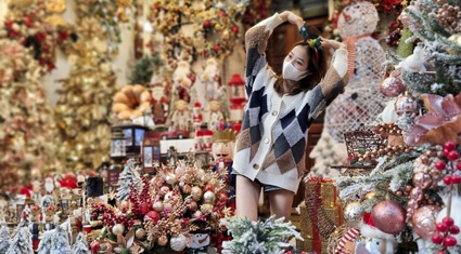 Thiếu nữ Hà thành xúng xính lên phố Hàng Mã chụp ảnh trước Giáng sinh