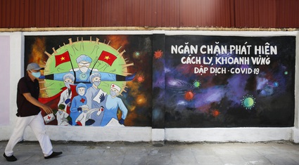 Hà Nội: Nhiều đoàn thanh niên vẽ tranh phòng, chống dịch Covid-19 thu hút người đi đường