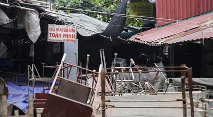 Hình ảnh khác lạ tại khu chợ sầm uất bán "thập cẩm" đồ từ cũ đến mới ở Hà Nội