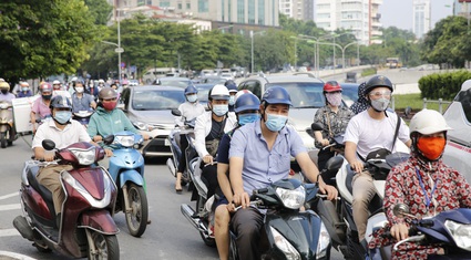 Ảnh: Đường phố Hà Nội ngày đầu tuần đông đúc bất thường
