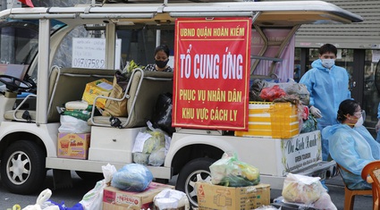 Dùng xe điện chở thực phẩm thiết yếu cho một phường bị cách ly y tế tại Hà Nội