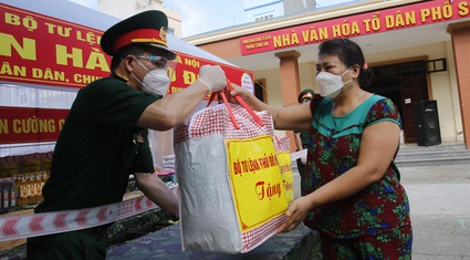 Ảnh: Quân đội mở nhiều "Gian hàng 0 đồng" hỗ trợ nhân dân Thủ đô