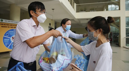 Báo NTNN/Điện tử Dân Việt trao hàng nghìn suất quà của bạn đọc tới sinh viên và người lao động mắc kẹt tại Hà Nội