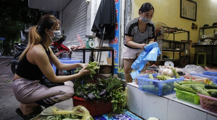 Ảnh: Nhà hàng, tiệm cắt tóc... chuyển sang bán thực phẩm thiết yếu để vượt qua khó khăn kinh tế