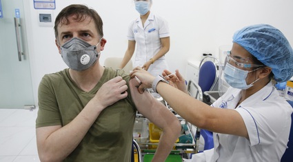 Tiêm vaccine ngừa Covid-19 cho hàng trăm người nước ngoài mỗi ngày tại Hà Nội
