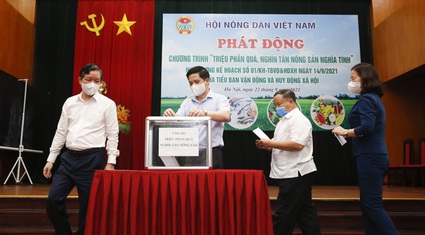 Ảnh: Trung ương Hội Nông dân Việt Nam phát động chương trình "Triệu phần quà, nghìn tấn nông sản nghĩa tình"
