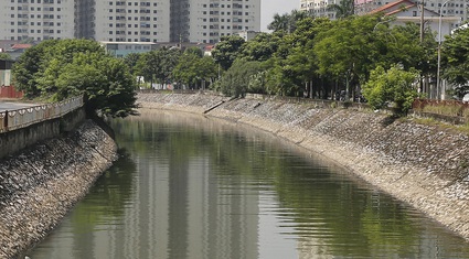 Hà Nội: Màu nước sông Tô Lịch chuyển màu vàng đục, xanh rêu