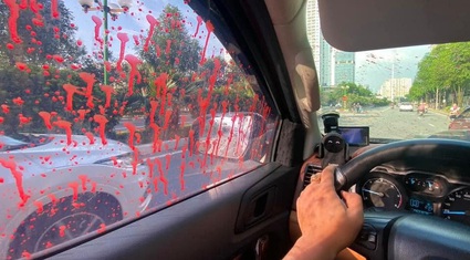 Hình ảnh hàng loạt xe ô tô bị tạt sơn ở Hà Nội